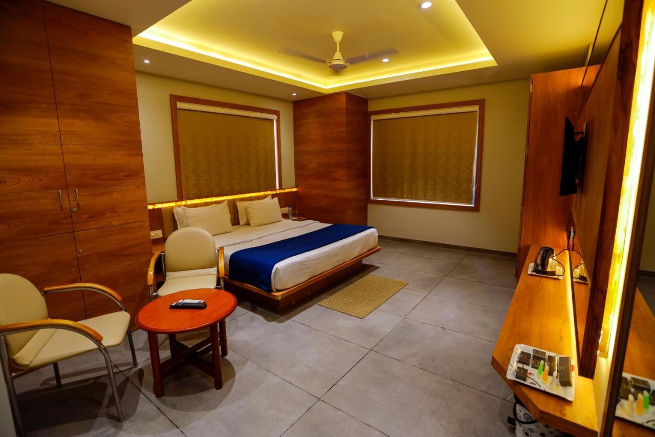 Hotel Om Somnath Bagian luar foto