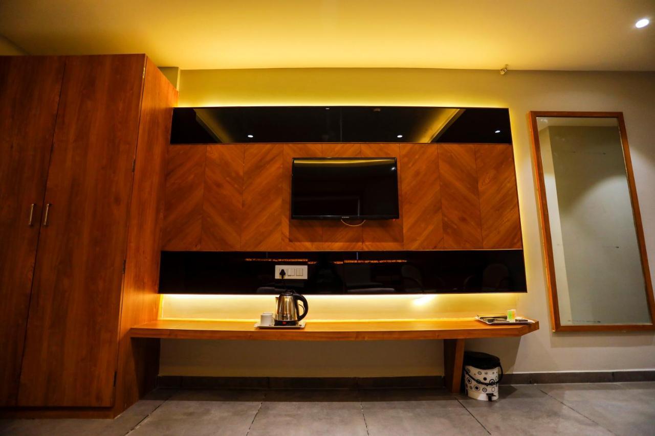 Hotel Om Somnath Bagian luar foto