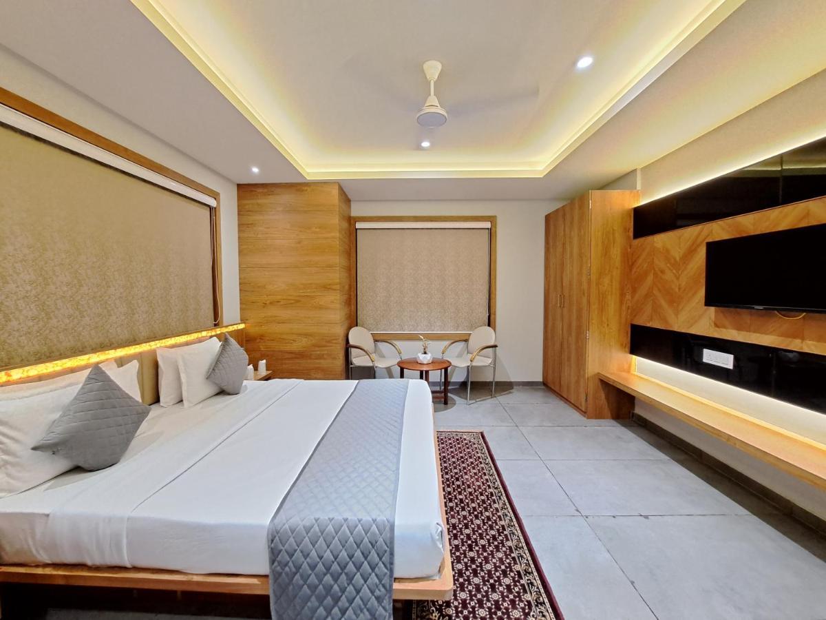 Hotel Om Somnath Bagian luar foto