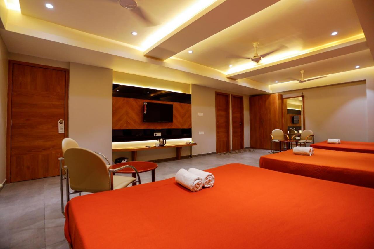 Hotel Om Somnath Bagian luar foto