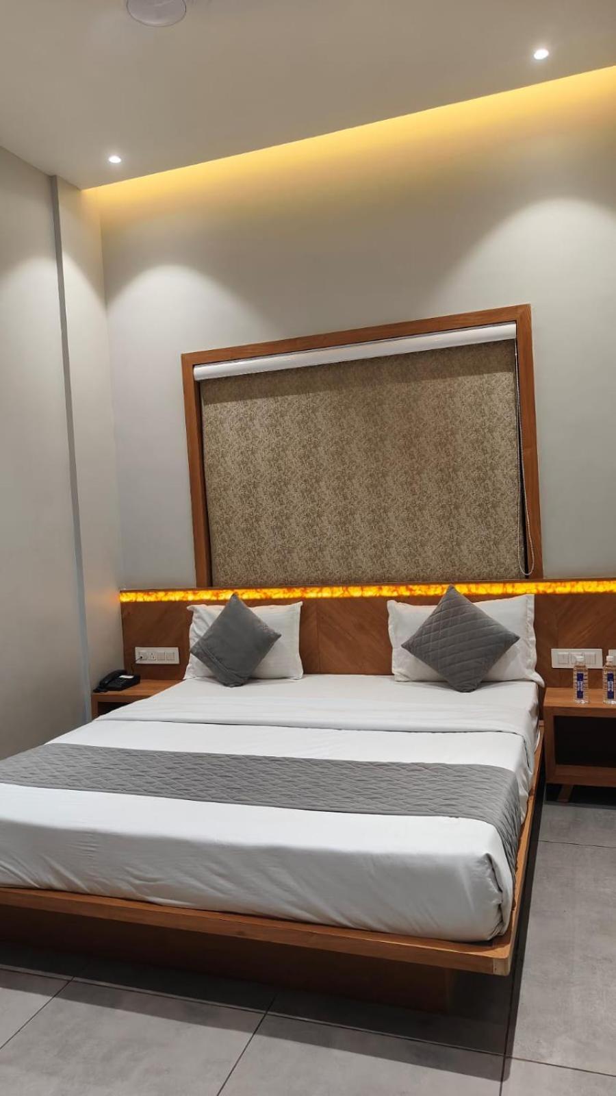 Hotel Om Somnath Bagian luar foto